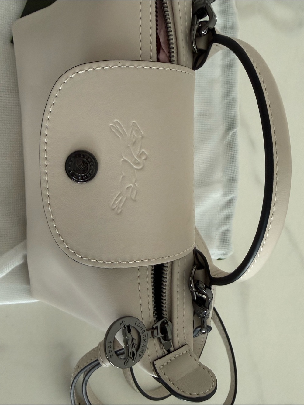 Longchamp Extra Small Le Pilage leather clutch with strap in light beig - Picture 5 of 9